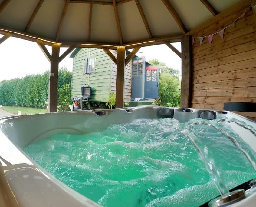 Romantic Retreat - Luxury Shepherds Hut + Hot Tub! Camborne Exteriér fotografie