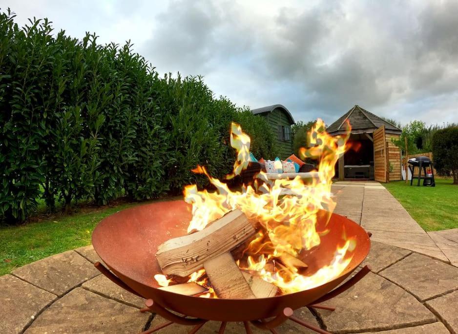 Romantic Retreat - Luxury Shepherds Hut + Hot Tub! Camborne Exteriér fotografie