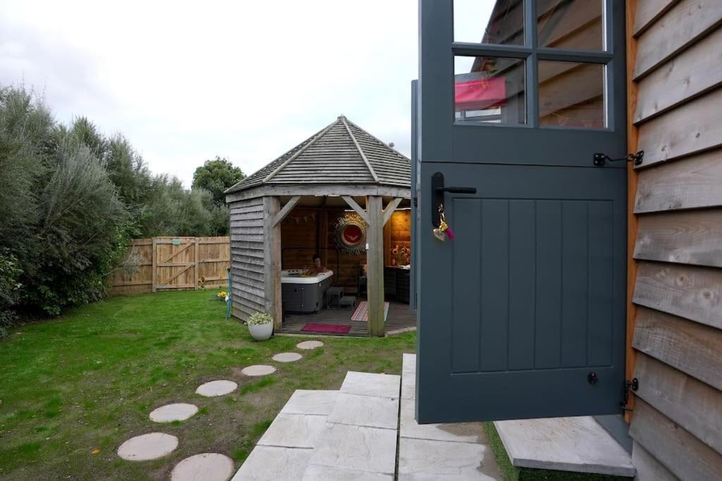 Romantic Retreat - Luxury Shepherds Hut + Hot Tub! Camborne Exteriér fotografie
