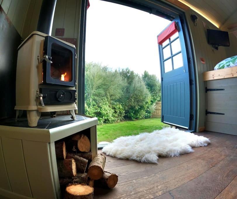 Romantic Retreat - Luxury Shepherds Hut + Hot Tub! Camborne Exteriér fotografie