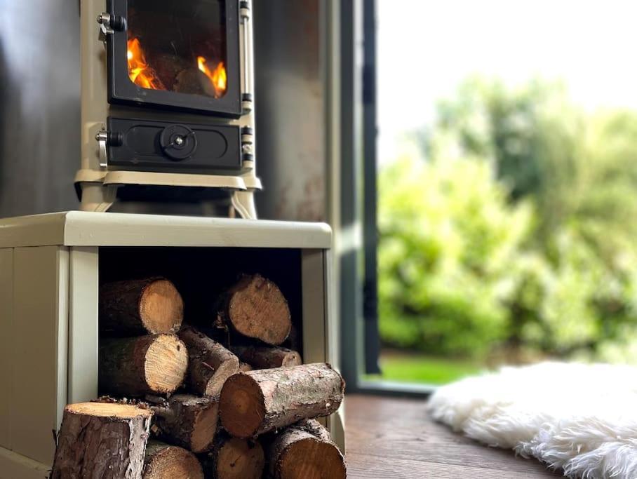 Romantic Retreat - Luxury Shepherds Hut + Hot Tub! Camborne Exteriér fotografie