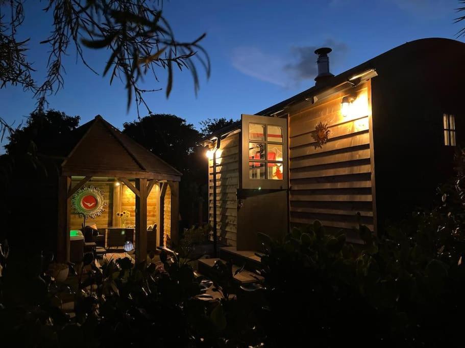 Romantic Retreat - Luxury Shepherds Hut + Hot Tub! Camborne Exteriér fotografie
