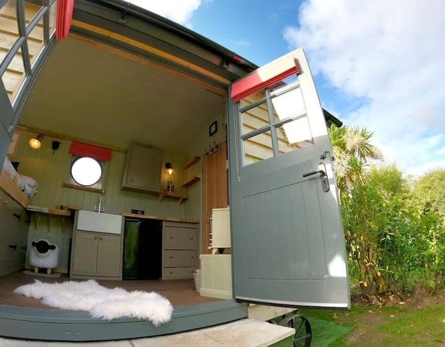Romantic Retreat - Luxury Shepherds Hut + Hot Tub! Camborne Exteriér fotografie