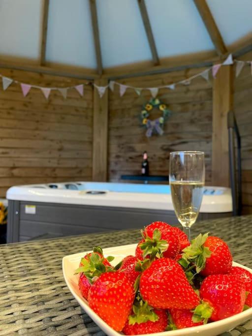 Romantic Retreat - Luxury Shepherds Hut + Hot Tub! Camborne Exteriér fotografie